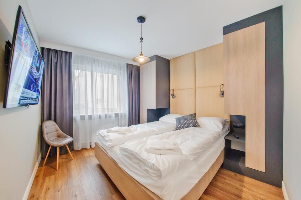 Bed, TV and multimedia, Bedroom