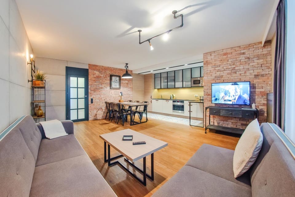 TV and multimedia, Kitchen or kitchenette, Living room, Seating area, Dining area