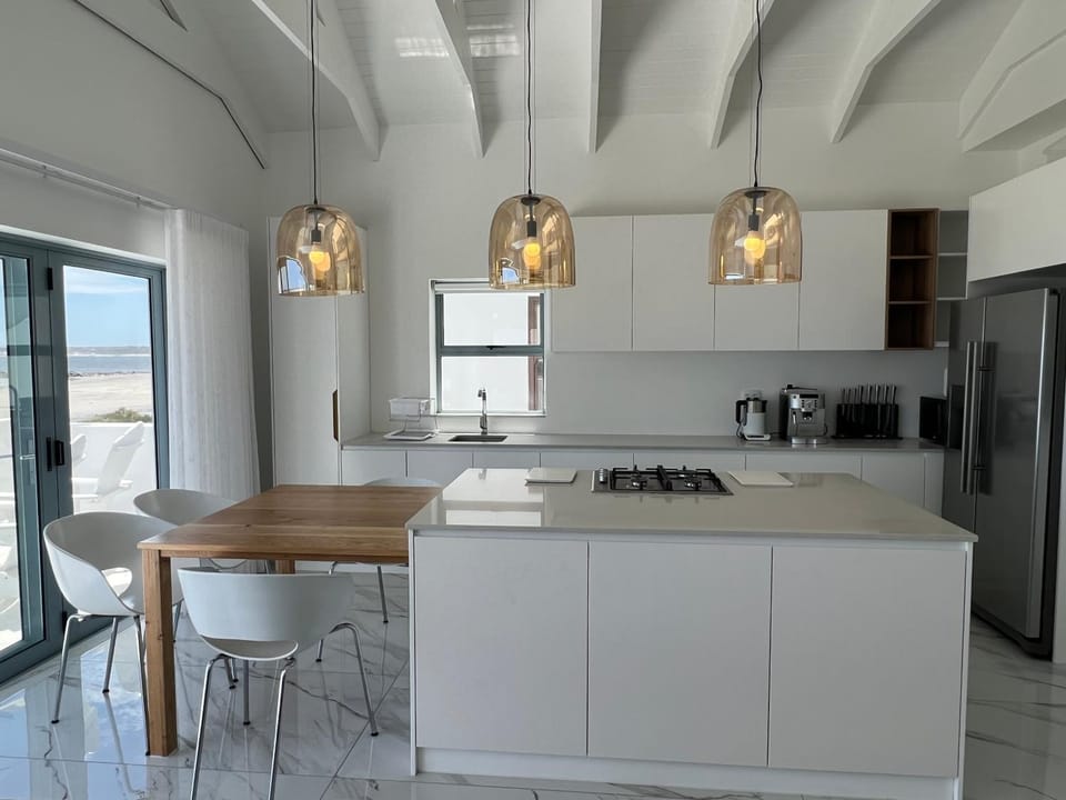Dining area, pet friendly, stove, kitchen