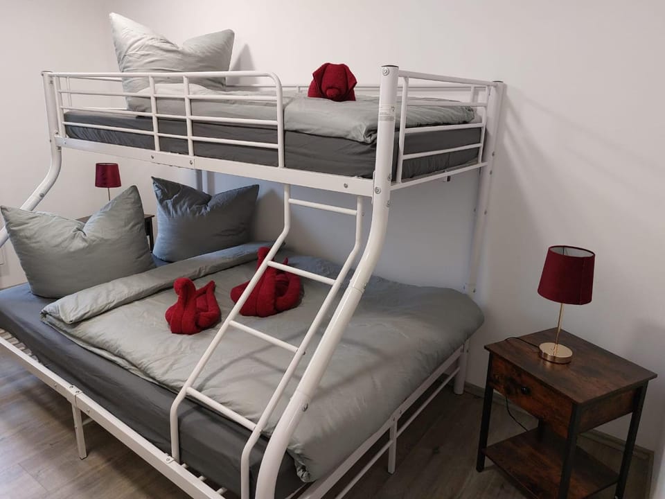Bedroom, bunk bed