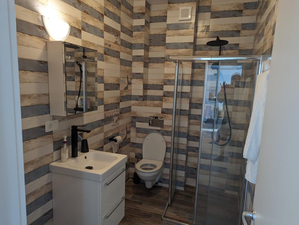 Shower, Toilet, Bathroom, towels
