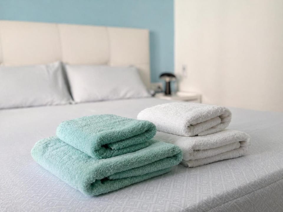 Bed, Bedroom, towels