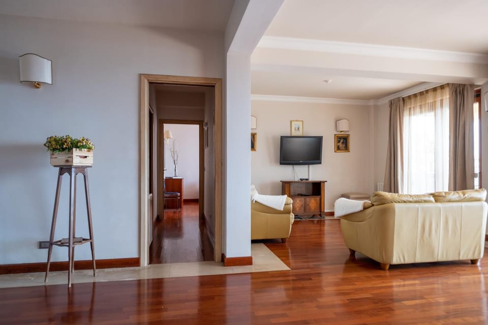 Communal lounge/ TV room, TV and multimedia, Photo of the whole room, Evening entertainment