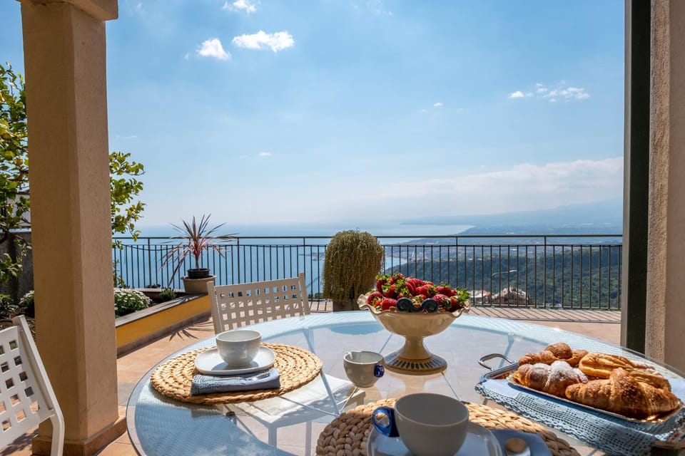 View (from property/room), Balcony/Terrace, Food and drinks, Sea view, Breakfast