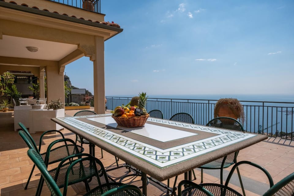Natural landscape, Balcony/Terrace, Dining area, Sea view