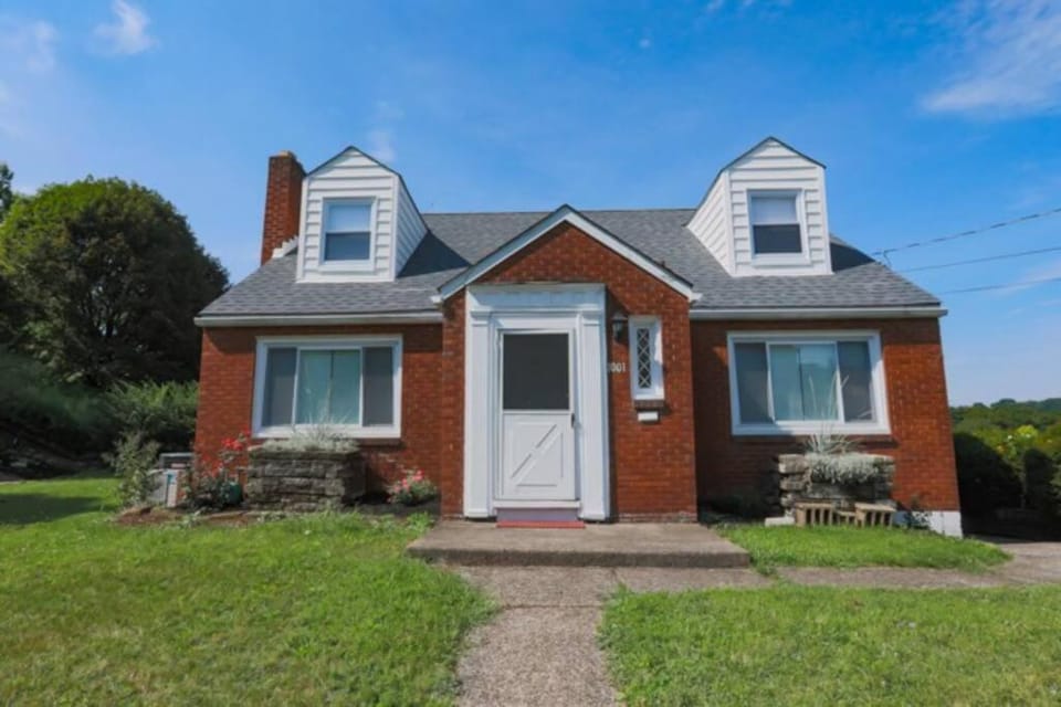 Close to City * Charming Central XL Cape Cod * Airport House in Pittsburgh