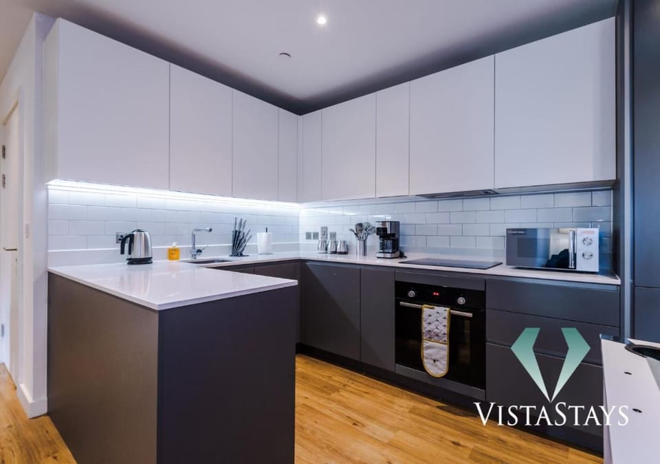 2BDR Apartment By Vista Stays Short Lets & Serviced Accommodation Manchester With Pool Table & Free WiFi Apartment in Manchester