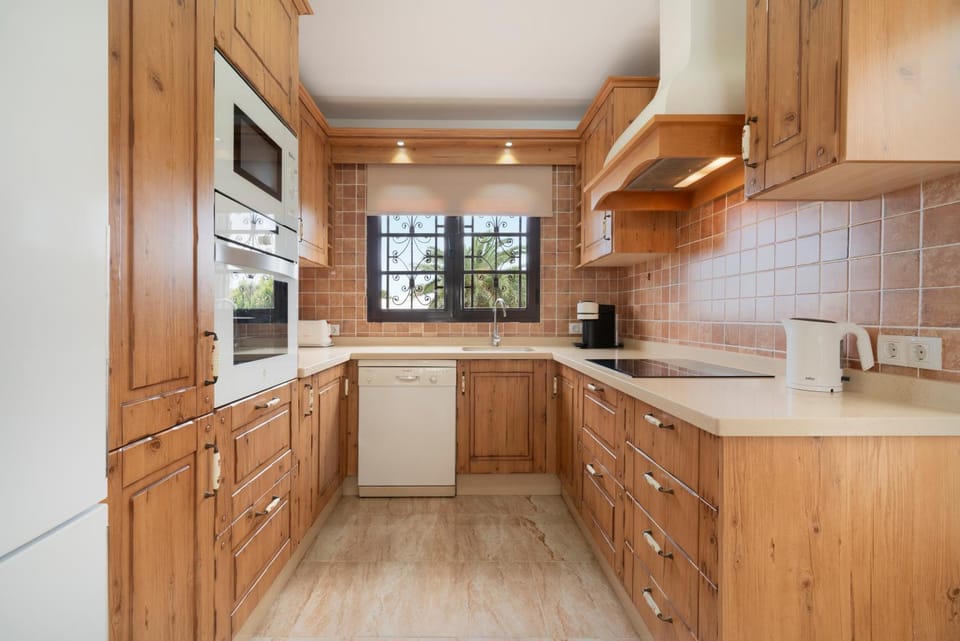 Coffee/tea facilities, dishwasher, microwave, oven, kitchen