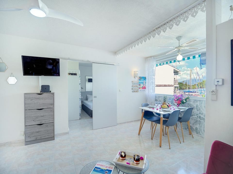 TV and multimedia, View (from property/room), Living room, Dining area, Beach, Sea view, storage, air conditioner