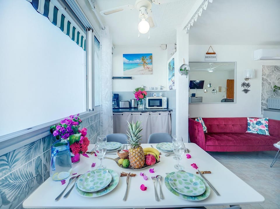 Coffee/tea facilities, Kitchen or kitchenette, Living room, Seating area, Dining area, microwave, toaster, air conditioner