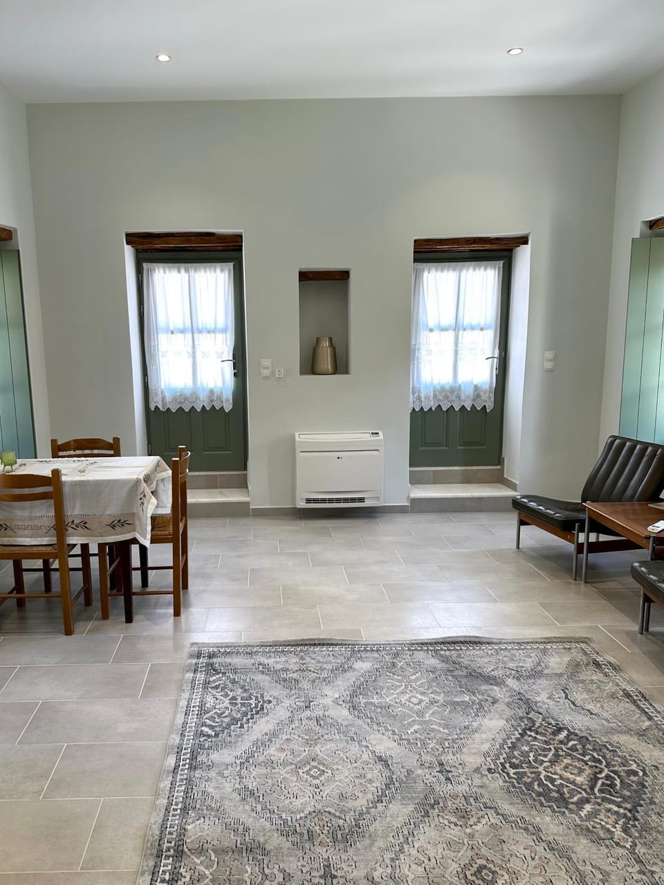 Living room, Seating area, Dining area, internet