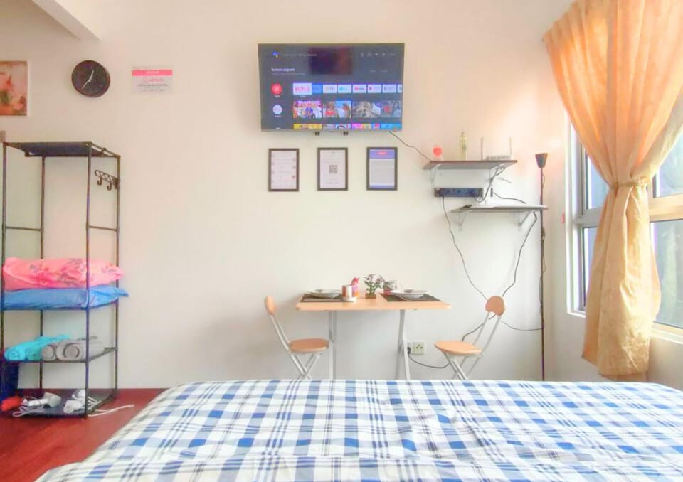 Bed, TV and multimedia, Photo of the whole room, Bedroom