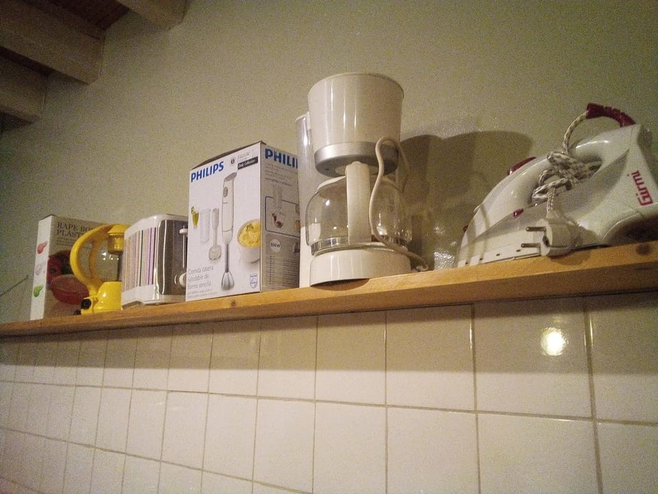 Coffee/tea facilities, furniture, toaster