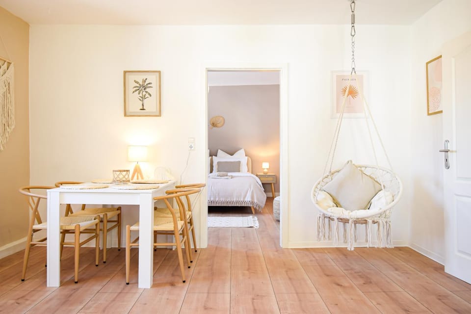 Bed, Living room, Photo of the whole room, Seating area, Dining area, Bedroom