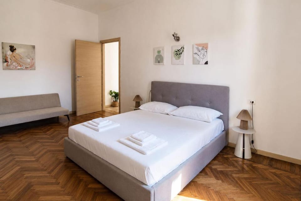 Bed, Photo of the whole room, Bedroom, towels