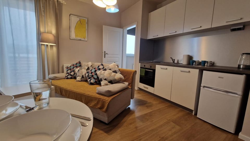Kitchen or kitchenette, Seating area, Dining area