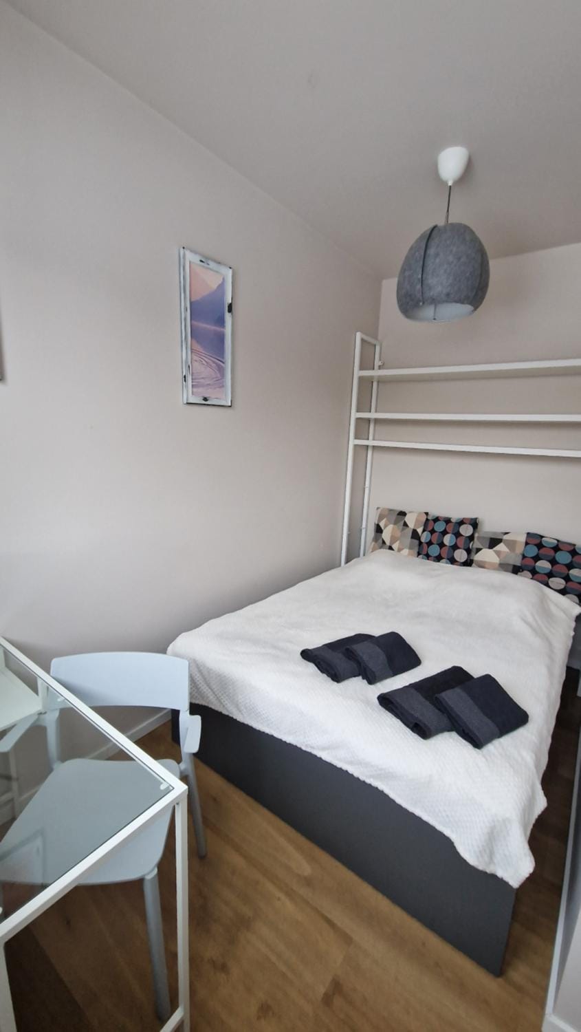 Bed, Photo of the whole room, Bedroom, towels