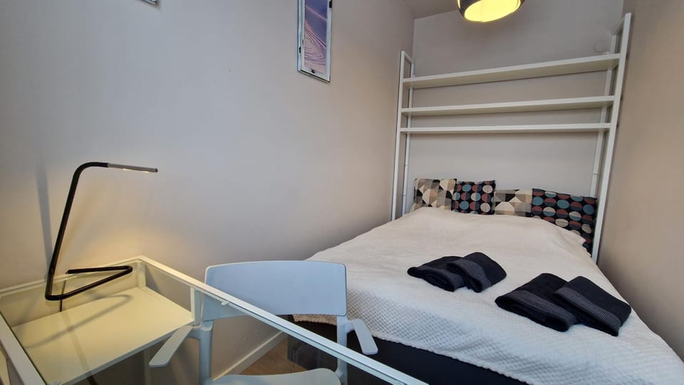 Bed, Photo of the whole room, Bedroom, towels