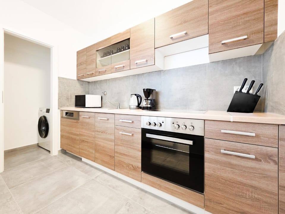 Coffee/tea facilities, dishwasher, microwave, oven, stove, washing machine, kitchen