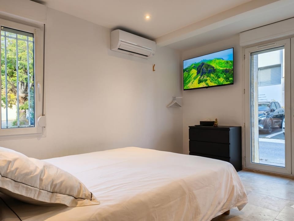 Bed, TV and multimedia, air conditioner