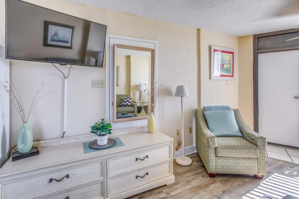 Beachfront Condo w/ Balcony & Pool in Myrtle Beach House in Myrtle Beach