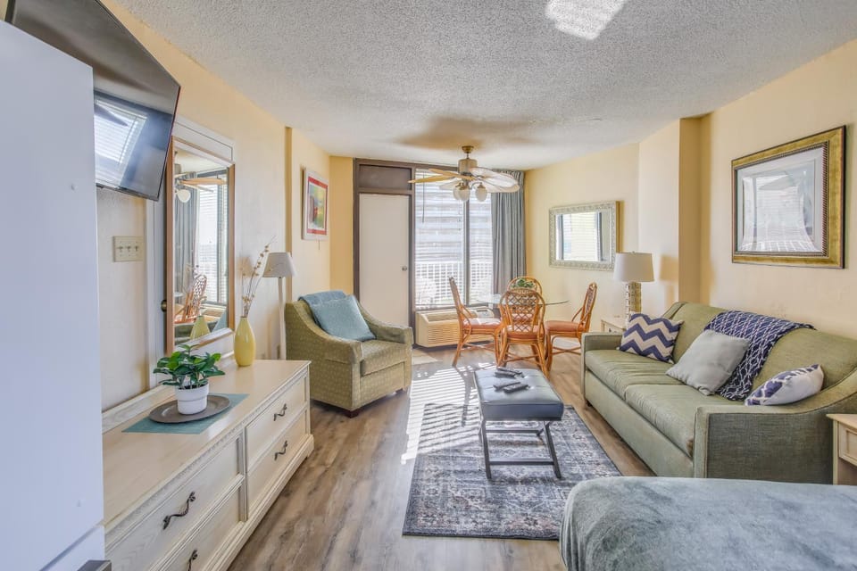 Beachfront Condo w/ Balcony & Pool in Myrtle Beach House in Myrtle Beach