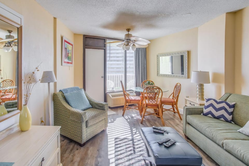 Beachfront Condo w/ Balcony & Pool in Myrtle Beach House in Myrtle Beach