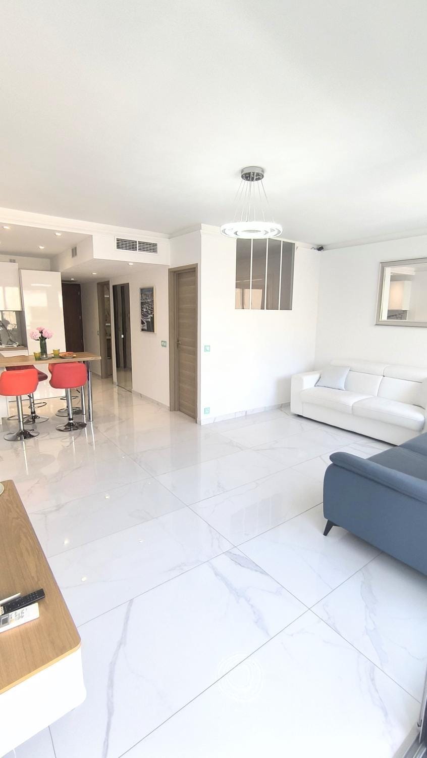 Royal Lux Spacious seaside pool Apartment in Nice