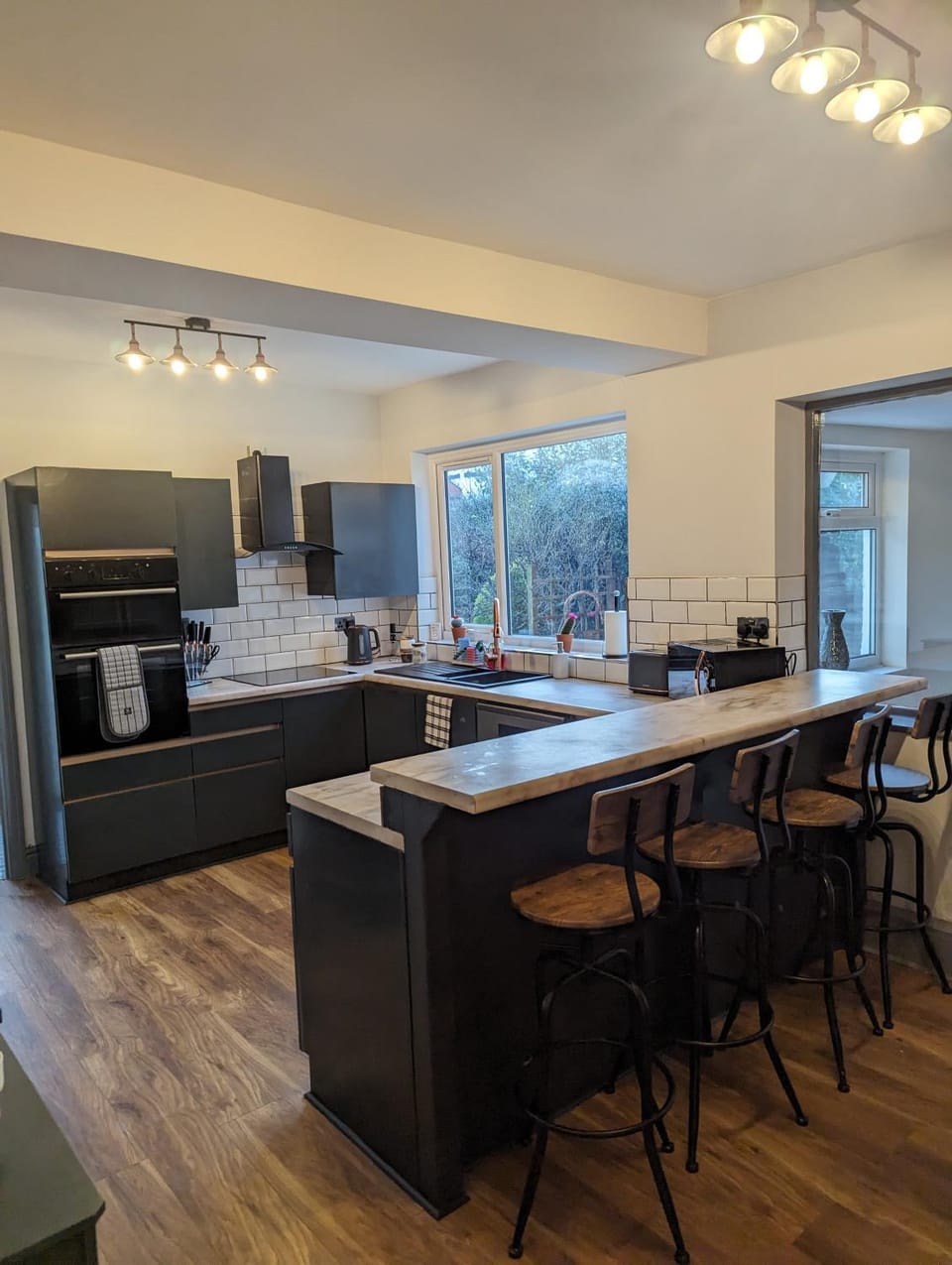 Kitchen or kitchenette, oven, pet friendly, stove