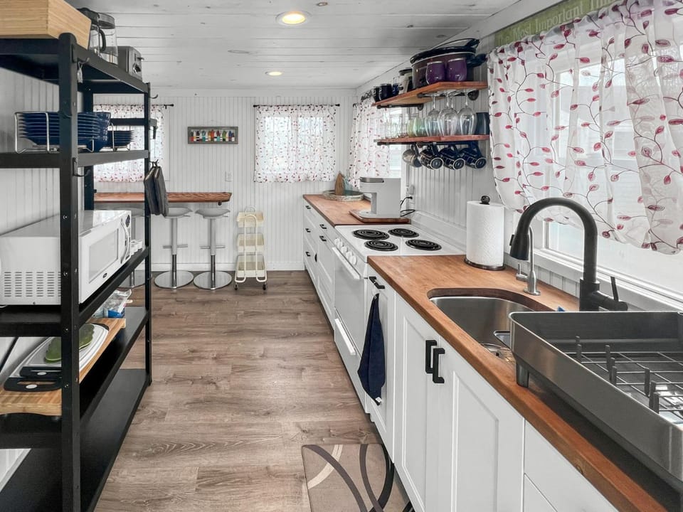 The Grey Pearl: Cozy Coastal Retreat House in Dennis Port