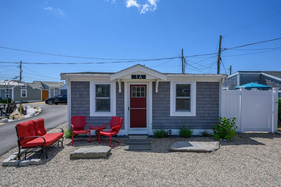 The Grey Pearl: Cozy Coastal Retreat House in Dennis Port