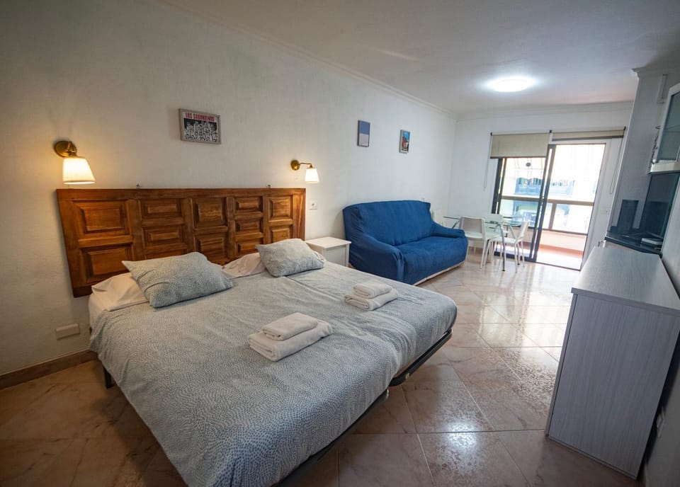 Bed, TV and multimedia, towels