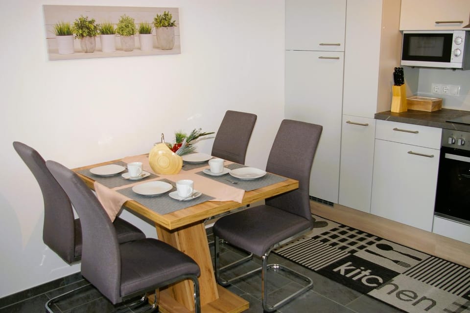 Kitchen or kitchenette, Food and drinks, Dining area, Food