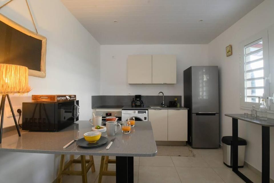 Kitchen or kitchenette, Dining area, minibar, pet friendly