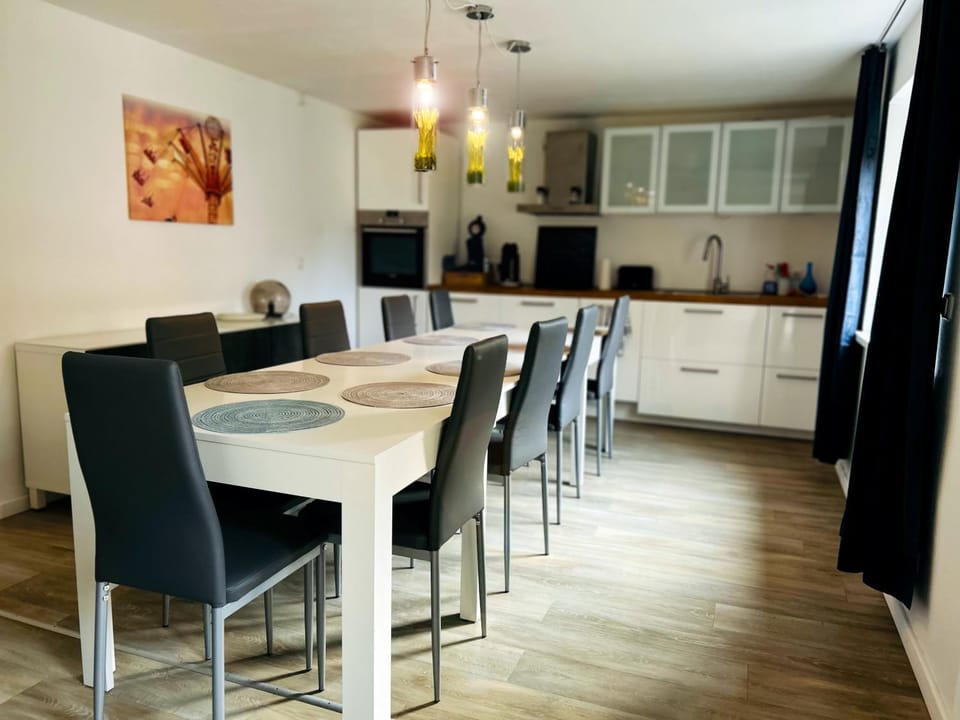 Kitchen or kitchenette, Dining area