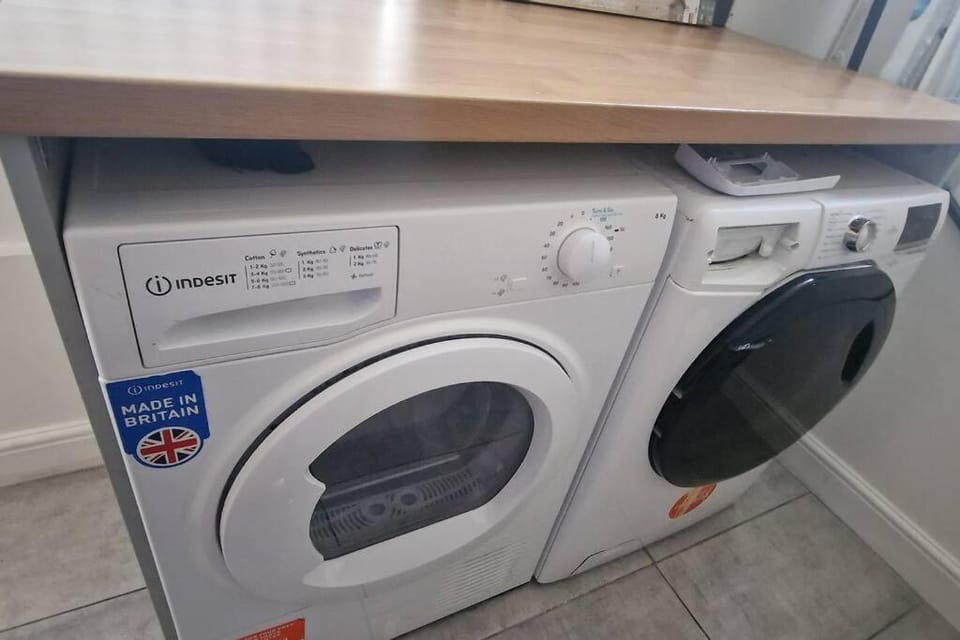 4 Bed 4 Bath 6 Guest Lovely home House in Newcastle-under-Lyme