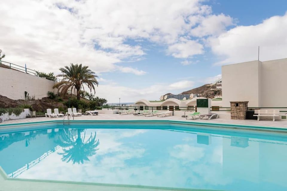 Pool view, Swimming pool, sunbed