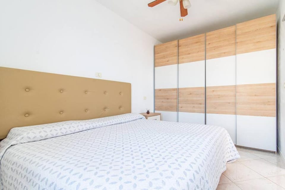 Bed, Bedroom, fireplace, wardrobe