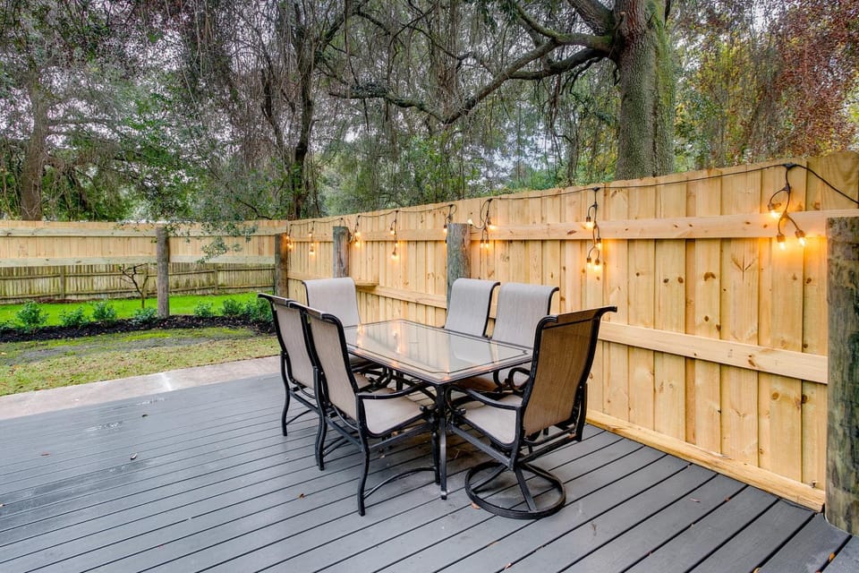 Bright Jekyll Island Home w/ Deck < 1 Mi to Beach House in Camden County