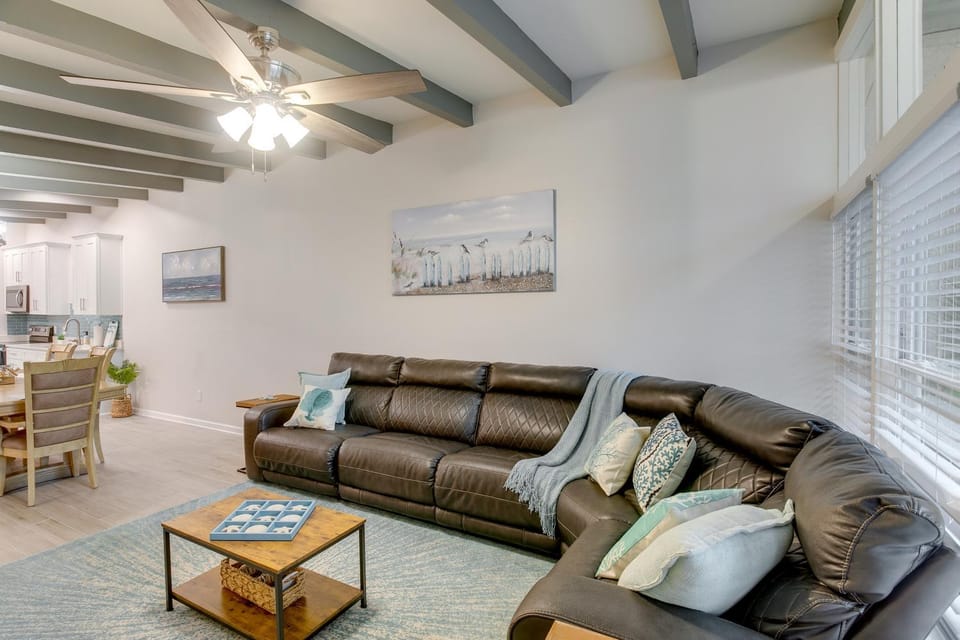 Bright Jekyll Island Home w/ Deck < 1 Mi to Beach House in Camden County