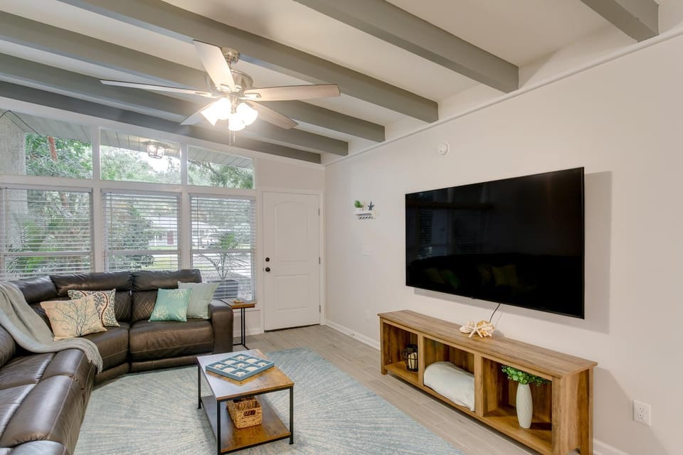 Bright Jekyll Island Home w/ Deck < 1 Mi to Beach House in Camden County