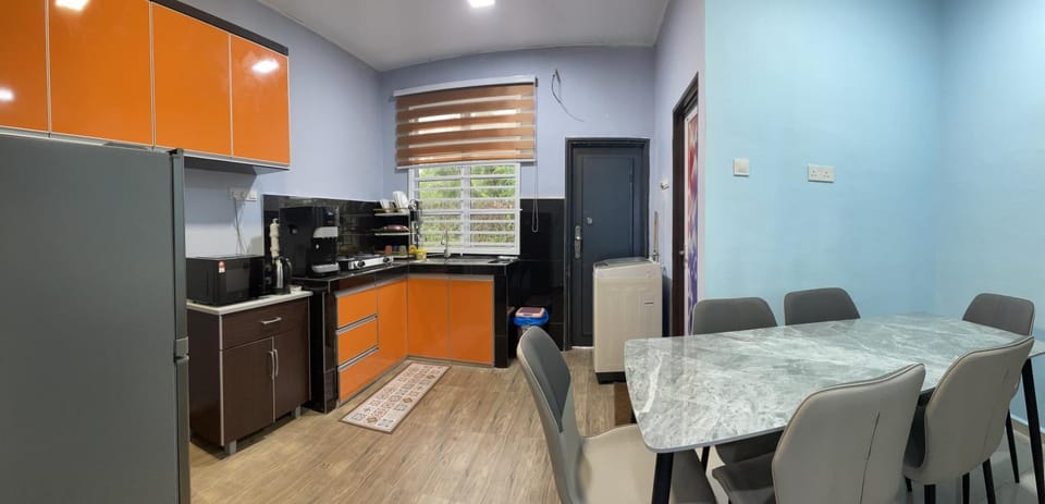 Kitchen or kitchenette, Dining area, minibar, stove