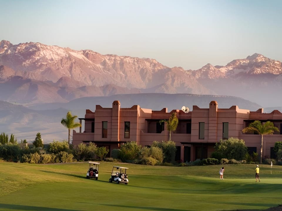 Property building, Golfcourse, Mountain view
