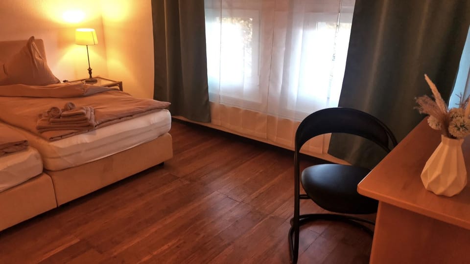 Bed, Photo of the whole room, Seating area, Bedroom