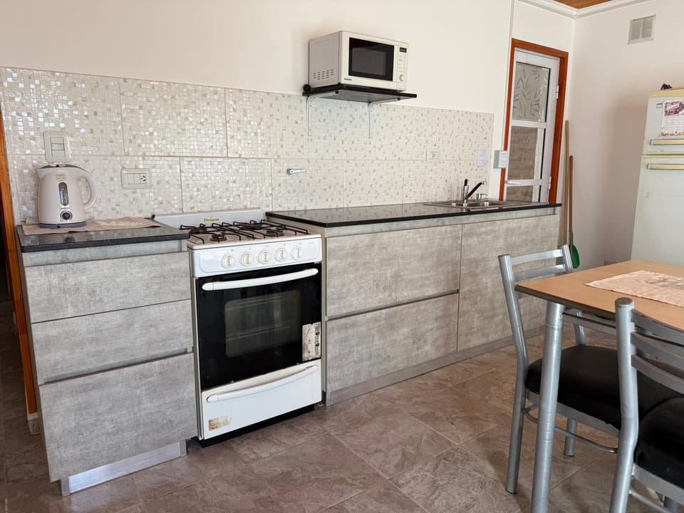 Kitchen or kitchenette, Dining area, oven, pet friendly, stove