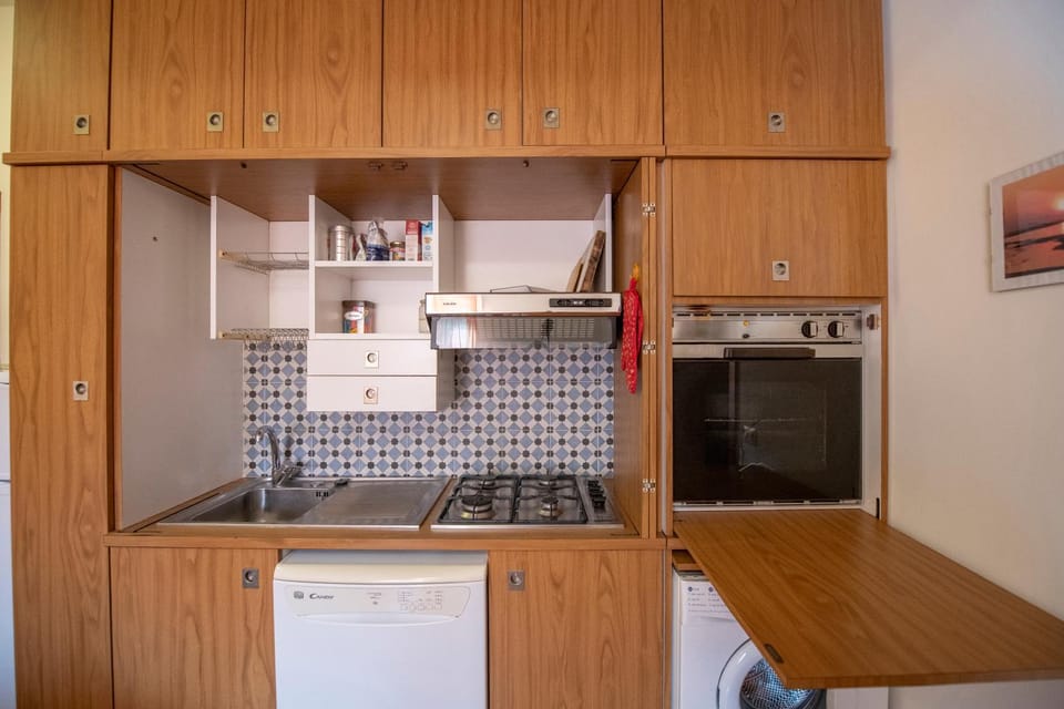 Kitchen or kitchenette, dishwasher, pet friendly, stove, washing machine