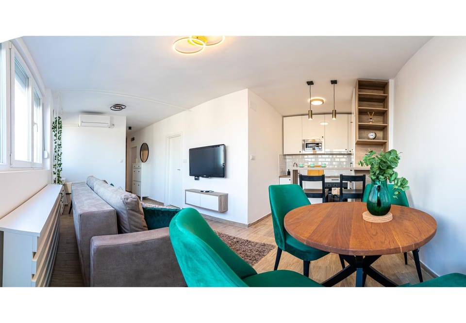 TV and multimedia, Kitchen or kitchenette, Living room, Seating area, Dining area, oven