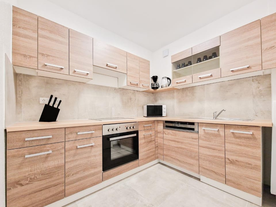 Coffee/tea facilities, dishwasher, microwave, oven, stove, kitchen