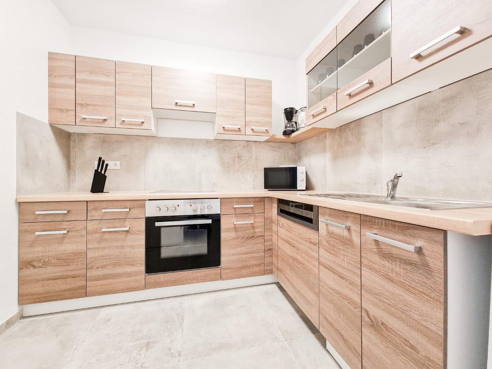 Coffee/tea facilities, dishwasher, microwave, oven, stove, kitchen
