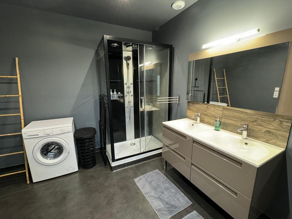 Bathroom, washing machine